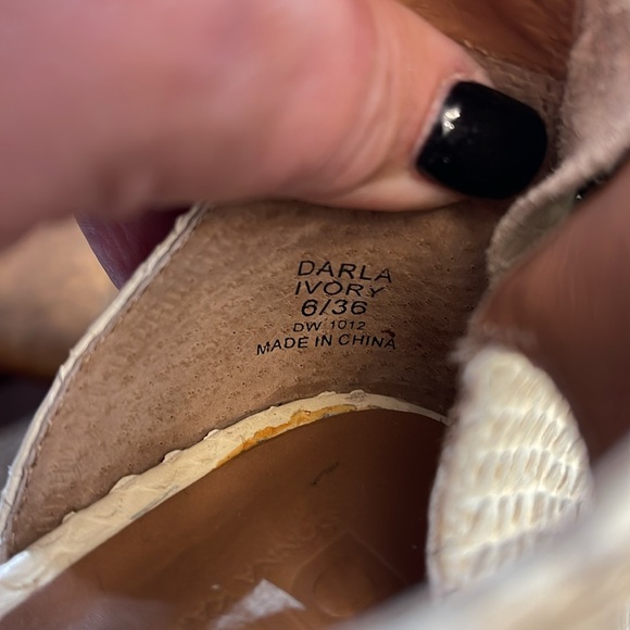 🌸DKNY 2” kitten heel with faux cream snake skin - back zipper closure - Picture 6 of 7